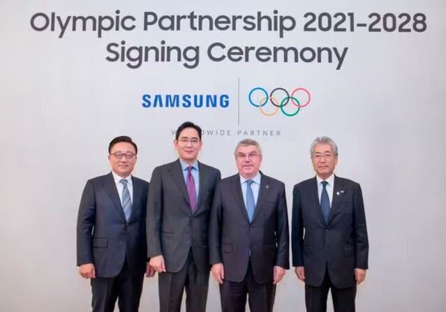 ▲ 이재용 삼성전자 회장(왼쪽에서 두 번째)이 지난 2020년 토마스 바흐 IOC 위원장 등과 함께 2028년 LA 올림픽까지 삼성전자의 공식후원을 연장하는 계약을 마친 후 기념 촬영을 하고 있다.ⓒ삼성전자