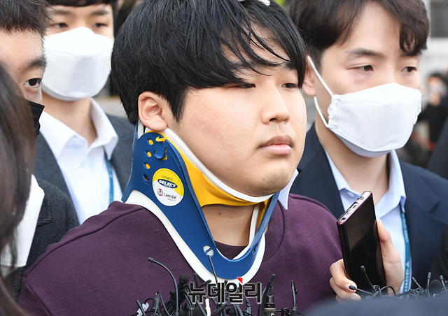 ▲ 텔레그램에서 미성년자를 포함한 여성들의 성 착취물을 제작·유포한 혐의를 받는 조주빈이 2020년 3월25일 오전 서울 종로구 종로경찰서에서 검찰 송치를 위해 호송차에 탑승하고 있다.