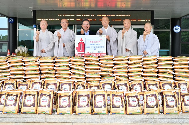 ▲ 불국사와 군위불교사암연합회는 지난 22일 군위군에 쌀(10kg) 200포를 기탁했다.ⓒ군의군