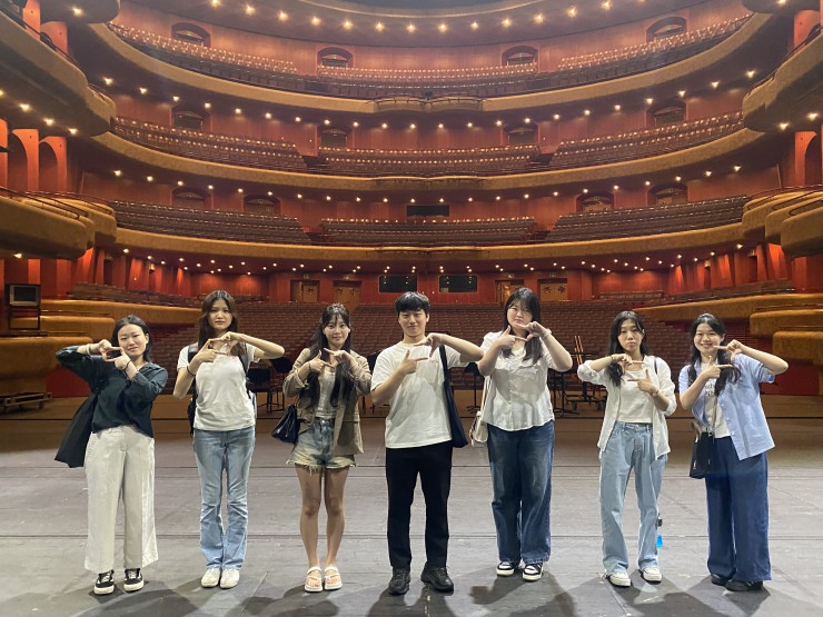 ▲ 청년문화예술패스 공연 초대 이벤트 2탄 백스테이지 투어 현장.ⓒ한국문화예술위원회