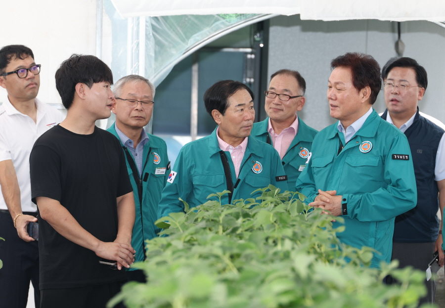 ▲ 박완수 경남도지사가 23일 창녕군 도천면 비닐하우스 영농현장을 찾아 온열질환 예방대책과 현장 상황을 직접 챙기고 있다. ⓒ경남도 제공