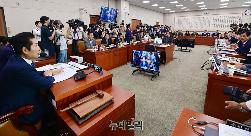 ▲ 정청래 국회 법사위원장이 19일 서울 여의도 국회에서 열린 제3차 법제사법위원회 윤석열 대통령 탄핵소추안 즉각 발의 요청에 관한 청원 관련 청문회에서 발언을 하고 있다. ⓒ 이종현 기자