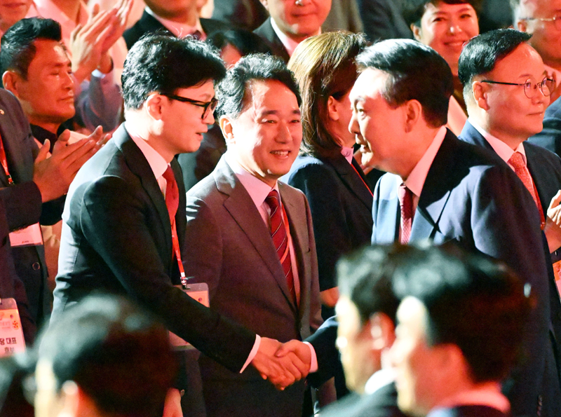 ▲ 윤석열 대통령이 23일 경기 고양 킨텍스에서 열린 제4차 국민의힘 전당대회에 입장하며 한동훈 당 대표 후보와 인사하고 있다.(공동취재) ⓒ뉴시스