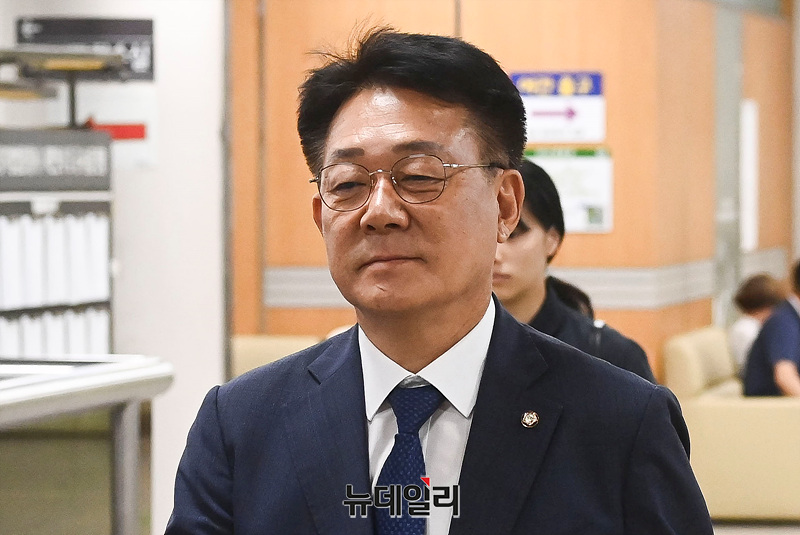 ▲ 더불어민주당 전당대회 돈봉투 의혹으로 재판에 넘겨진 허종식 더불어민주당 의원이 지난 16일 오전 서울 서초구 서울중앙지방법원에서 열린 '정당법 위반 혐의' 관련 1심 속행 공판에 출석하고 있다. ⓒ서성진 기자