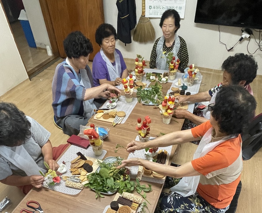 ▲ 청도군(군수 김하수) 치매안심센터는 3월부터 10월까지 보건진료소 5개소(금곡, 덕촌, 양원, 봉하, 관하) 등록 어르신 45명을 대상으로 치매관리서비스 사각지대 해소를 위한 보건진료소 중심 치매예방교실을 운영하고 있다.ⓒ청도군