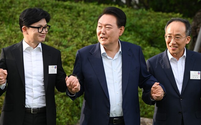 ▲ 윤석열 대통령이 24일 서울 용산 대통령실 청사에서 국민의힘 신임 당 지도부 만찬에 앞서 한동훈 신임 당대표와 추경호 원내대표를 비롯한 당 지도부와 기념촬영하며 손을 잡고 있다. ⓒ뉴시스(사진=대통령실 제공)