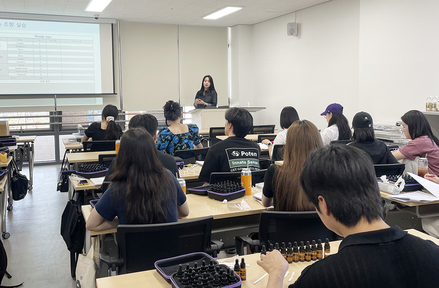 ▲ 대구한의대학교(총장 변창훈) 코스메이커스페이스사업단(사업단장 이수연)은 지난 5월 매주 금요일마다 조향 자격증 취득에 관심이 있는 본교 재학생들을 대상으로 ‘퍼퓸디자이너 자격증 취득과정’ 교육을 진행하고, 교육 수료생들은 최근 자격시험 응시를 완료했다.ⓒ대구한의대