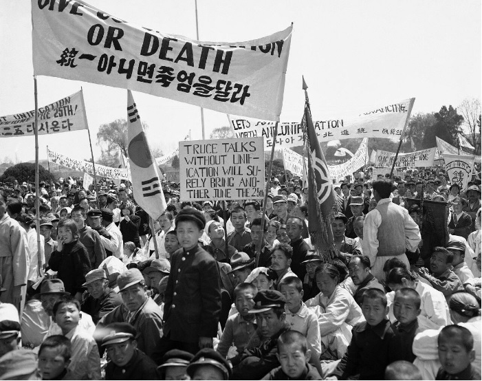 ▲ '통일이 아니며 죽음'이란 영문 플래카드를 들고 휴전반대 시위를 벌이는 국민들.