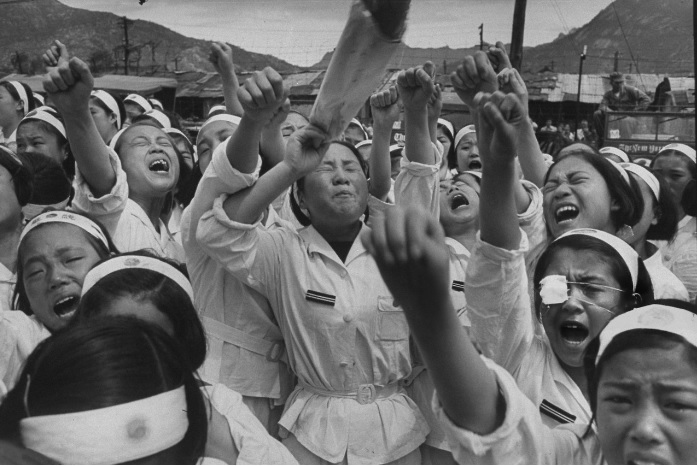 ▲ 서울 내자아파트 앞에서 비를맞으며 여학생들이 미국 기자들에게 휴전반대를 외치는 모습.