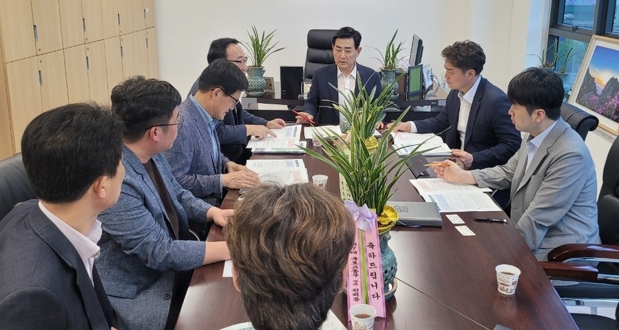 ▲ 국민의힘 전남도당 김화진 위원장이 고흥군과 국비화보를 위한 간담회를 갖고 있다.ⓒ국민의힘 전남도당 제공