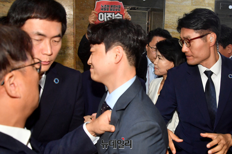 ▲ 언론노조는 국회에 잠입해 기습시위를 벌였다. 명백한 범죄행위다. 
대한민국 3권의 한 곳 핵심부가 침투 당한 것이다. 언론노조의 치밀한 게릴라 침투 유격전이라 할 수 있다.
사법처리 해야한다.ⓒ이종현 기자