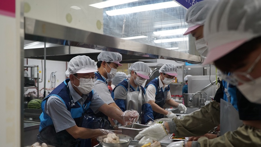 ▲ 한국가스안전공사는 중복을 맞아 7월 25일 음성군노인복지관을 방문하여 지역 어르신 300명에게 복달임 삼계탕을 대접했다.ⓒ가스안전공사