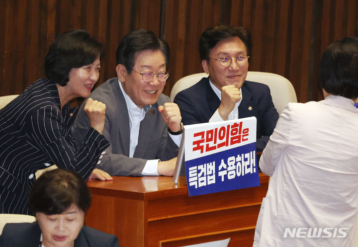 ▲ 이재명(가운데) 더불어민주당 당 대표 후보가 25일 오후 서울 여의도 국회에서 열린 제416회 국회(임시회) 제1차 본회의에서 김민석(오른쪽) 최고위원 후보, 추미애 의원과 사진을 찍고 있다. ⓒ뉴시스