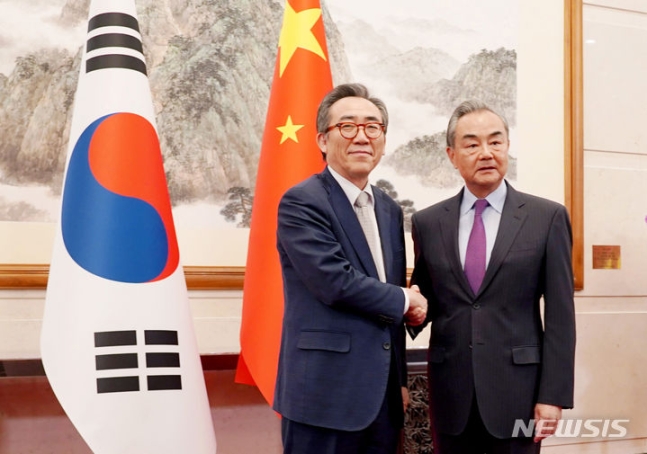 한·중 외교장관, 두 달 만에 회담 … 韓 "협력 새 국면"·中 "뗄 수 없는 동반자"