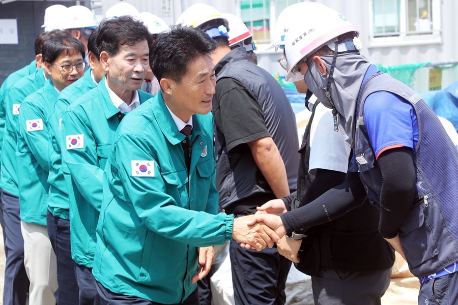 ▲ 이양섭 충북도의장이 충북도의회 청사 신축현장을 방문, 현장 관계자들을 격려하고 있다.ⓒ충북도의회