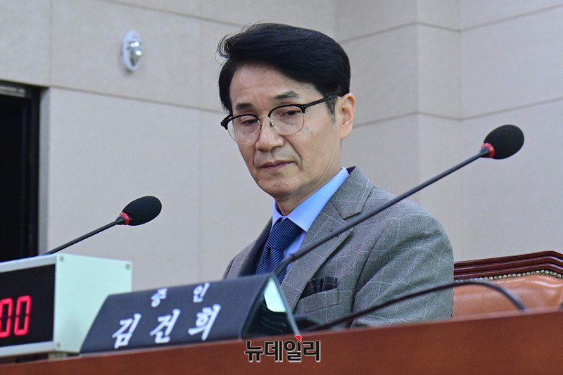 ▲ 최재영 목사가 26일 국회에서 열린 법제사법위원회 전체회의 윤석열 대통령 탄핵소추안 즉각 발의 요청에 관한 청원 관련 청문회에 증인으로 출석하고 있다. 그의 옆에 김건희 여사의 명패가 놓여 있다. ⓒ 이종현 기자