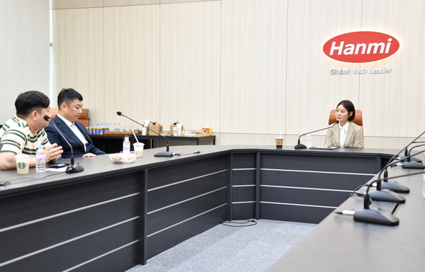 ▲ 이준용 한미사이언스 소액주주연대 대표(왼쪽에서 두 번째)와 임주현 한미약품그룹 부회장이 면담하고 있다. ⓒ한미약품그룹