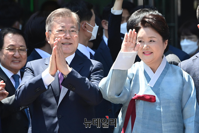 ▲ 문재인 전 대통령과 김정숙 여사가 10일 오후 서울 중구 서울역에서 경남 양산 사저로 출발하는 KTX 열차를 탑승하기에 앞서 지지자에게 인사를 하고 있다. 2022.5.10 ⓒ뉴데일리DB