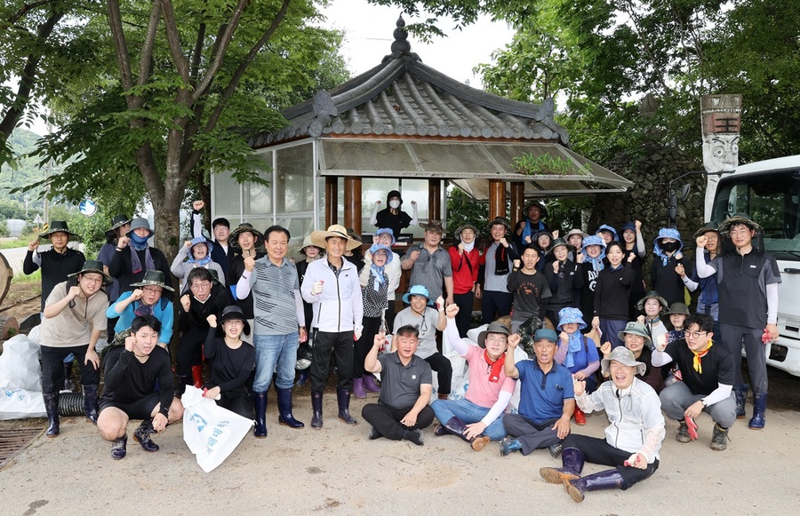 ▲ 충북도의회는 26일 집중호우로 큰 피해를 입은 옥천군과 영동군을 방문해 수해복구 봉사활동을 벌였다.ⓒ충북도의회