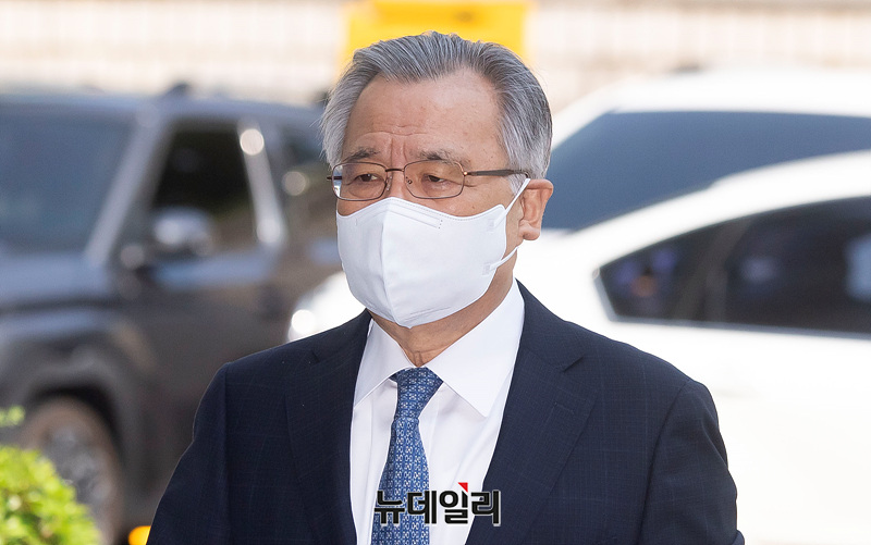 ▲ '대장동 50억 클럽' 의혹으로 기소된 박영수 전 특별검사가 지난 5월 서울 서초구 중앙지법에서 열린 '특정경제범죄가중처벌등에관한법률위반(수재 등) 등 혐의' 공판에 출석하고 있다. ⓒ서성진 기자