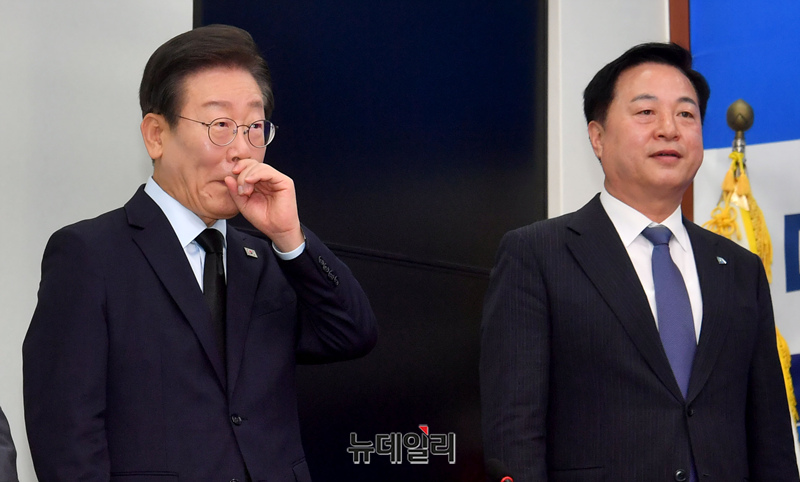 ▲ 이재명·김두관 더불어민주당 당대표 후보가 15일 오전 국회에서 열린 더불어민주당 당대표 및 최고위원 후보 공명선거실천 서약식에 참석해 있다. ⓒ이종현 기자