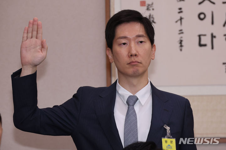 ▲ 김규현 변호사가 19일 오후 서울 여의도 국회에서 열린 법제사법위원회 윤석열 대통령 탄핵소추안 즉각 발의 요청에 관한 청원 관련 청문회에서 증인선서를 하고 있다. ⓒ뉴시스