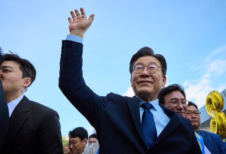 ▲ 이재명 더불어민주당 당 대표 후보가 27일 오전 울산시 남구 문수체육관에서 열린 제1회 전국당원대회 울산지역 합동연설회에 입장하며 지지자들에게 인사를 하고 있다. ⓒ이재명 캠프 제공