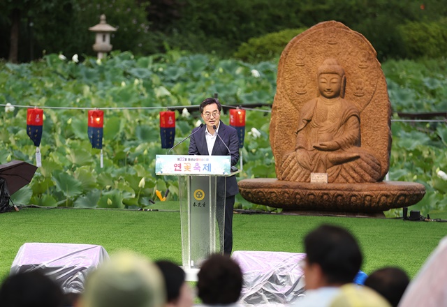 ▲ 김동연 경기도지사가 지난 27일 제22회 봉선사 연꽃축제에 참석해 인사말을 하고 있다. ⓒ경기도 제공