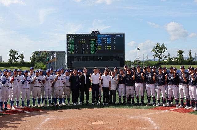 ▲ 이강덕 포항시장이 지난 26일 제58회 대통령배 전국고교야구대회가 열리고 있는 포항야구장 현장을 찾아 대회 관계자와 선수단을 격려하고 기념촬영을 하고 있다.ⓒ포항시