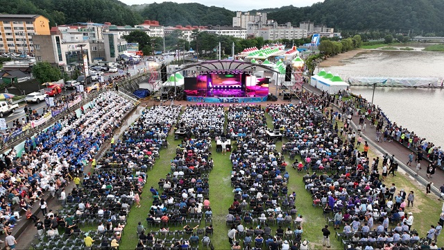 ▲ 지난 27일 제26회 봉화은어축제 개막축하공연 전경.ⓒ봉화군