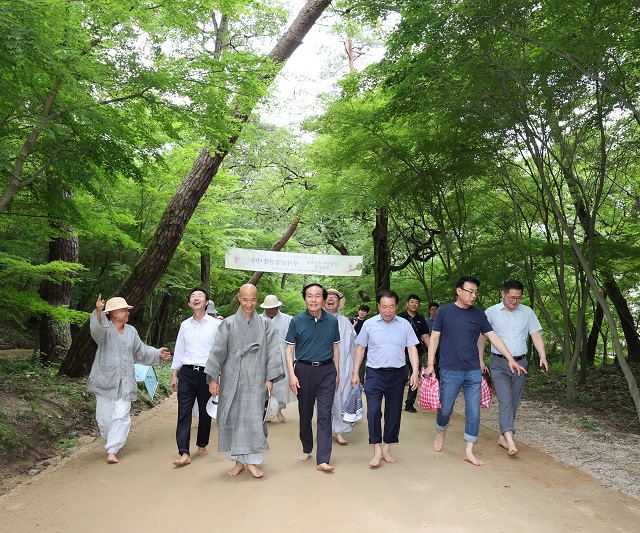 ▲ 김주수 의성군수가 최치원문학관 및 고운사 일원에서 지난 27일 열린 ‘천년숲길 맨발걷기’ 행사에 참가해 맨발걷기를 하고 있다.ⓒ의성군