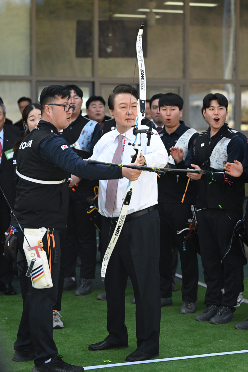 ▲ 윤석열 대통령이 2023년 2월 14일 충북 진천선수촌에서 열린 2023 대한민국 체육비전 보고회를 마친 뒤 양궁장을 방문해 양궁 체험을 하고 있다. (사진=대통령실 제공) ⓒ뉴시스