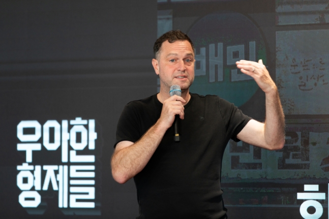 ▲ 우아한형제들 피터얀 반데피트 대표가 10일 우아한형제들 본사에서 열린 전사발표에서 사내 구성원을 대상으로 개편안을 발표하고 있다.ⓒ우아한형제들