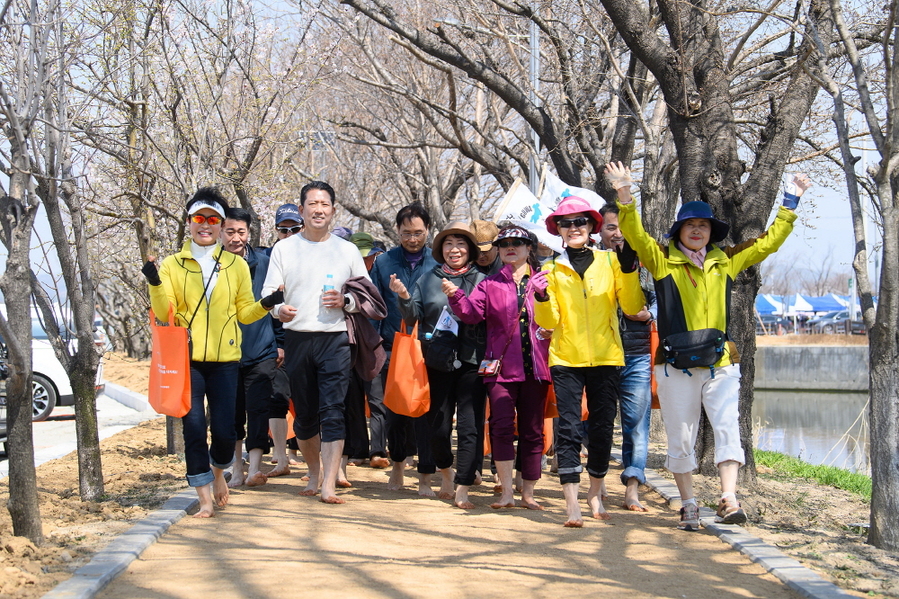 ▲ 지산샛강생태공원에 조성한 황토맨발길을 김장호 시장(앞줄 왼쪽 두번째)과 시민들이 걷고 있다.ⓒ구미시