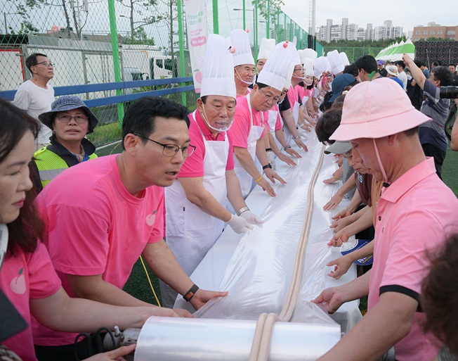 ▲ 116m 복숭아가래떡뽑기 행사를 하고 있다.ⓒ세종시