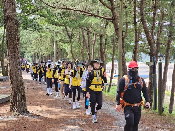 ▲ 국립군산대학교 학생 54명이 지난 22일~26일까지 5일간 국토 80km를 도보로 걷는 국토대장정을 마쳤다.ⓒ국립군산대