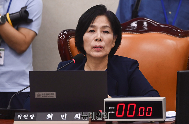 ▲ 최민희 위원장이 29일 오후 서울 여의도 국회에서 열린 과학기술정보방송통신위원회 전체회의에서 발언하고 있다.ⓒ서성진 기자