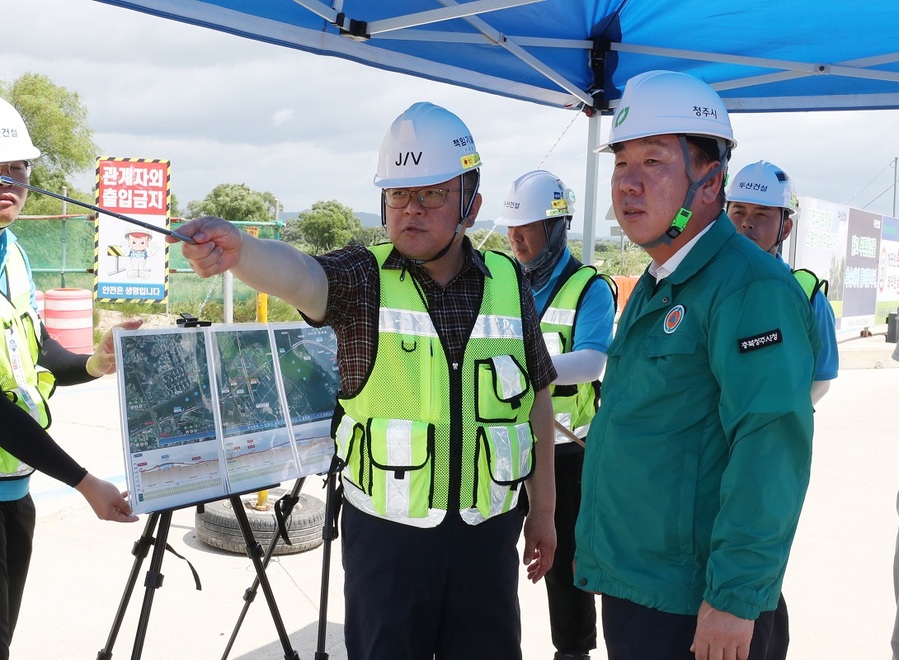 ▲ 이범석 청주시장이 29일 폭염 대비 안전사고 예방을 위해 현장 안전관리 실태를 점검했다.ⓒ 청주시