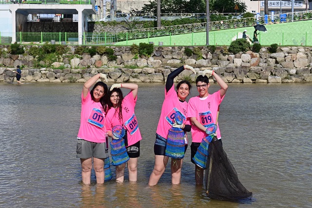 ▲ 봉화은어축제 ‘글로벌어신선발대회’에 참가한 외국인들이 어망을 들어 올리며 즐거워 하고 있다.ⓒ봉화군