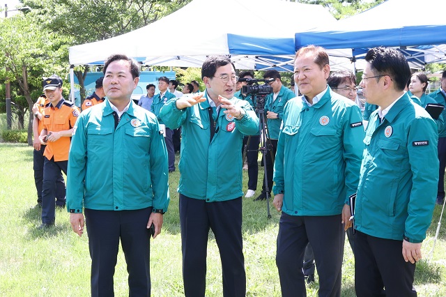 ▲ 주낙영 경주시장이 이상민 행정안전부 장관에게 29일 토함산 일원 현장에서 땅밀림에 대해 설명하고 있다.ⓒ경주시