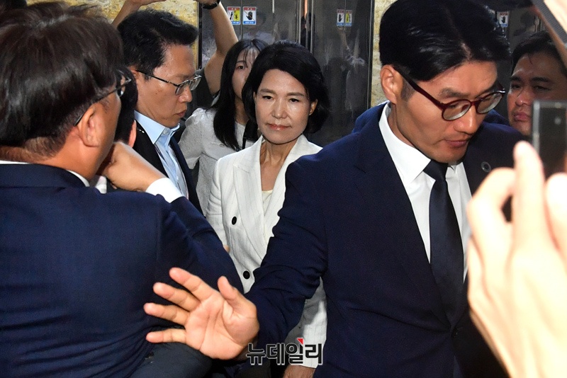 ▲ 이진숙 방송통신위원장 후보자가 24일 서울 여의도 국회에서 열린 제2차 과학기술정보방송통신위원회 인사청문회에 출석하며 야당 의원 및 언론노조 관계자들의 항의를 받고 있다. ⓒ 이종현 기자