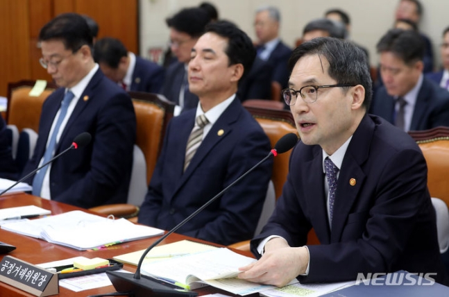 ▲ 한기정 공정거래위원장이 26일 오전 서울 여의도 국회에서 열린 정무위원회 국정감사에서 의원들의 질의에 답변하고 있다. ⓒ뉴시스