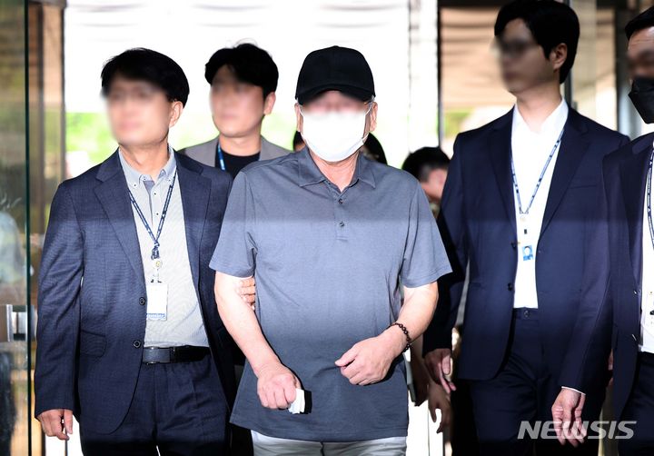 ▲ 지난 1일 오후 서울 중구 시청역 인근 도로에서 차량 역주행으로 9명을 숨지게하고 7명에게 중경상을 입힌 가해 운전자 차모씨가 30일 서울 서초구 서울중앙지법에서 열린 교통사고처리특례법위반(치사) 혐의 구속 전 피의자 심문(영장실질심사)을 위해 법원에 출석하고 있다. ⓒ뉴시스