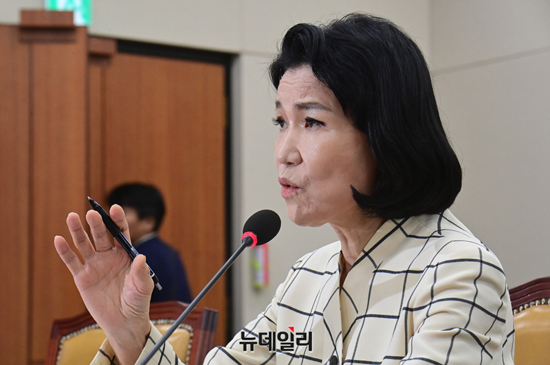 ▲ 이진숙 방송통신위원장 후보자가 지난 26일 서울 여의도 국회에서 열린 과학기술정보방송통신위원회 전체회의 인사청문회에서 의원들의 질의에 답하고 있다. ⓒ뉴시스