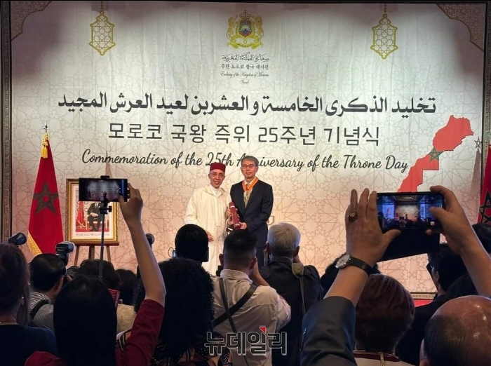 ▲ 주한 모로코 대사관이 지난 30일 오후 앰배서더 서울 풀만 호텔에서 '모로코 국왕 즉위 25주년 기념식'을 열고 정기용 외교부 인도태평양 특별대표에게 훈장을 수여했다. 모로코 대사로 재임할 당시 정 특별대표는 프랑스군 소속으로 6·25전쟁에 참전한 '모로코 참전용사'를 약 70여 년 만에 처음으로 공식 확인해 한·모로코 관계를 발전시킨 공로를 인정받아 모로코 모하메드 6세 국왕이 수여하는 우위쌈 알라위트 지휘관계급 훈장을 받았다. ⓒ조문정 기자