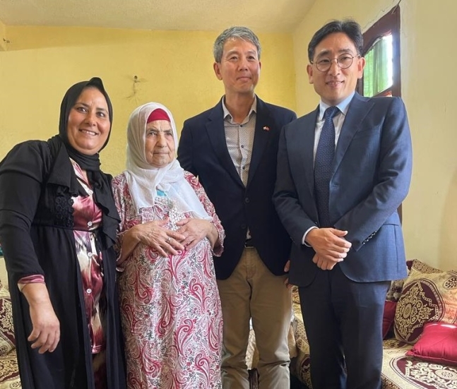 ▲ '모로코 6·25 참전용사'인 라스리 모하메드 씨의 딸인 프테탐 엘 아스리 씨 및 손녀(왼쪽), 그리고 정기용 당시 모로코 대사(왼쪽에서 세 번째)의 모습. ⓒ주한 모로코 대사관 제공