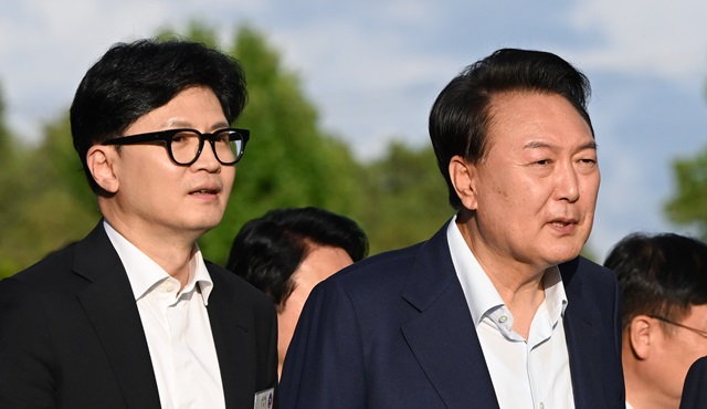 ▲ 윤석열 대통령이 지난 24일 서울 용산 대통령실 청사에서 국민의힘 신임 당 지도부 만찬에 앞서 한동훈 신임 당대표와 이동하고 있다.ⓒ뉴시스(사진=대통령실 제공)