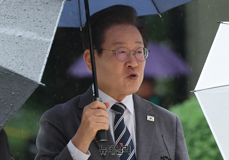 ▲ 위증교사 혐의로 재판에 넘겨진 이재명 더불어민주당 당대표 후보가 8일 오후 서울 서초구 서울중앙지법에서 열린 공판에 출석하며 취재진의 질문에 답하고 있다. ⓒ정상윤 기자