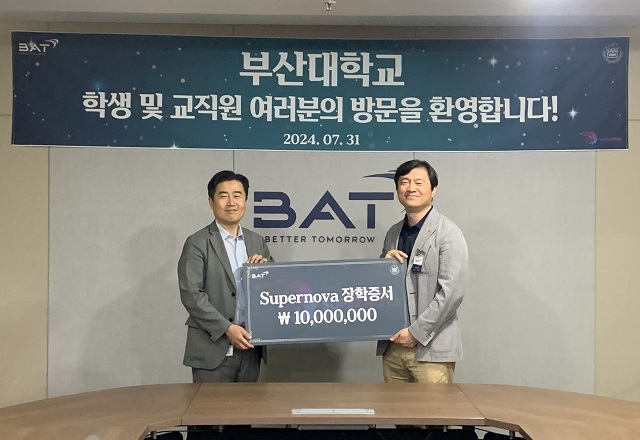 ▲ BAT사천공장 김지형 공장장(좌)과 부산대학교 기계공학부 안석영 학부장(우)이 기념 사진을 촬영하고 있다.ⓒBAT코리아제조