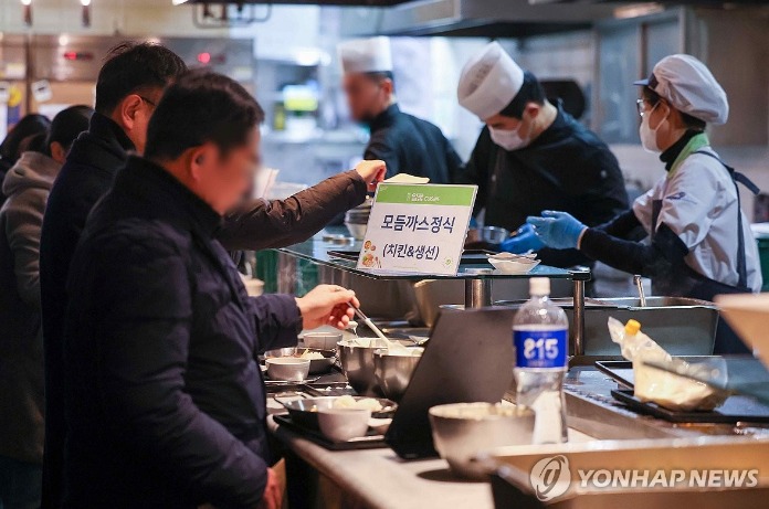 ▲ 통계청에 따르면 6월 구내식당 식사비는 1년 전보다 4.3% 올랐다. 사진은 지난 1월 서울 시내 한 구내식당에서 직장인들이 식사를 받고 있는 모습. ⓒ연합뉴스